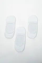 Pack de tres pares de medias invisibles color blanco, de corte bajo y diseño ergonómico.