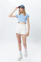 Top corto negro ajustado al cuerpo, de manga corta y cuello redondo.