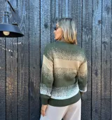 Sweater de punto con diseño degradado en tonos verde militar, beige y blanco, cuello redondo y mangas largas abullonadas con puños acanalados.