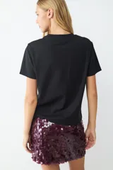 Remera básica negra de manga corta con cuello redondo y corte regular.