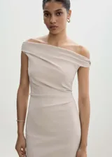 Vestido corto de tejido fluido con diseño drapeado, escote asimétrico y hombros descubiertos. Cuenta con cierre de cremallera invisible en el lateral.