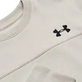 Buzo deportivo Under Armour Rival LW Crew, color beige claro con cuello redondo, mangas largas y el clásico logo de la marca en negro bordado en el pecho. Presenta una costura horizontal decorativa en la parte superior del frente.