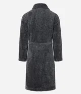 Bata de baño gris confeccionada en plush con textura acanalada. Tiene lazo en la cintura y bolsillos delanteros.