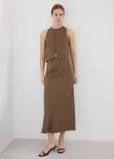 Falda midi de tiro medio, con diseño recto y confeccionada en mezcla de algodón, viscosa y lino en color marrón.