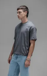 Remera de corte boxy, silueta amplia y recta, con cuello redondo y mangas cortas. Confeccionada en algodón premium, presenta un calce relajado y moderno.