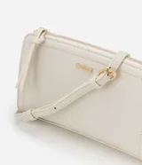 Cartera bandolera pequeña de poliuretano negro, con correa larga y cierre de cremallera.