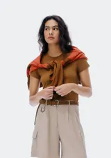 Remera verde claro de algodón, de corte clásico y mangas cortas.