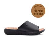 Sandalia casual de cuero color negro, con plataforma baja y plantilla acolchada.