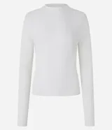 Blusa de punto color blanco con cuello alto y manga larga.