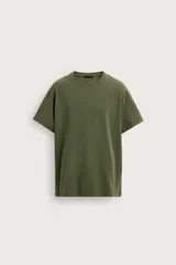 Camiseta relaxed fit de manga corta y cuello redondo, en color verde militar con acabado efecto lavado.