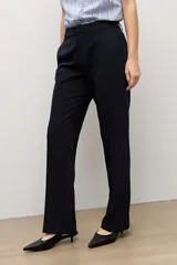 Pantalón sastrero de corte recto en color negro, con trabillas para cinturón y bolsillos laterales.