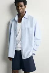 Bermuda relaxed fit de algodón azul marino, con cintura elástica combinada y cordón de ajuste ajustable, bolsillos laterales.