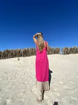 Vestido largo negro con tirantes gruesos con detalle de tachas.