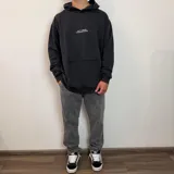 Canguro color verde claro con capucha, corte oversize y estampado gráfico en la espalda con motivos marinos y texto.