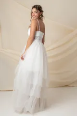 Vestido largo de tul color marfil, con corsé con ballenas y cintura transparente, breteles finos y falda de tul en capas.