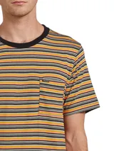 Remera de manga corta Volcom con diseño de rayas horizontales en tonos amarillo, naranja, gris y negro. Presenta cuello redondo en color negro y un bolsillo frontal en el pecho con etiqueta de la marca.