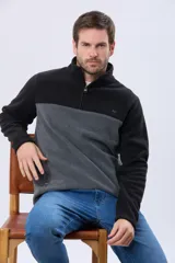 Buzo térmico de polar con diseño bicolor en negro y gris. Presenta cuello alto con cierre frontal parcial, mangas largas y bolsillos laterales con cierre.