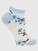 Calcetín corto de algodón con estampado floral en tonos celestes y bordó sobre base color crema. Presenta borde superior con terminación ondulada y puntera y talón reforzados en color celeste.