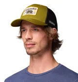 Gorro trucker con visera y panel frontal de color verde oliva, paneles traseros de malla en color gris oscuro y cierre snapback ajustable de plástico.