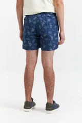 Short de baño celeste con estampado de motivos marinos en blanco. Tiene cintura elástica con cordón ajustable, dos bolsillos laterales y uno trasero.