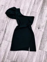 Minivestido blanco con un hombro descubierto y manga corta abullonada.