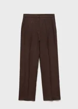 Pantalon de vestir de corte recto, confeccionado en lino con forro interior de algodón. Presenta cierre oculto de botón, gancho y cremallera, con elástico en la parte posterior de la cintura y bolsillos laterales.