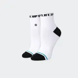 Medias blancas de caña media con puntera y talón negros, y una fina línea celeste. En la parte superior tienen la inscripción "Spice Up Your Life".