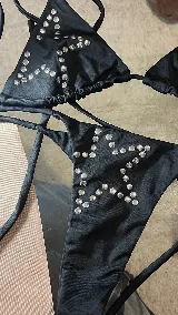 Bikini blanco de lycra con diseño de tachas en el corpiño triangular y la tanga.