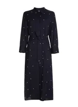 Vestido camisero midi color azul marino con estampado de lunares blancos, cuello camisero, mangas 3/4 y cinturón de lazo.