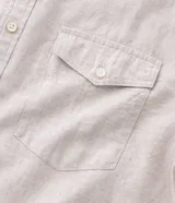 Camisa comfort masculina de lino y algodón color marrón, con cuello inglés, mangas cortas con vuelta, cierre frontal por botones y un bolsillo en el pecho.