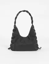 Cartera de hombro negra de poliéster con diseño acordonado y asa trenzada.