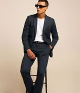 Pantalón de vestir negro, corte super slim, con bolsillos laterales y traseros.