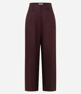 Pantalón de corte recto confeccionado en lino, con cintura elástica y trabillas para cinturón. Presenta un diseño fluido y elegante, ideal para un look sofisticado y cómodo.