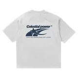 Remera blanca de algodón, corte oversize, con estampa en la espalda que incluye el texto "Celestial Power" y un diseño de estrella fugaz.