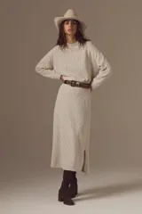 Falda midi de tejido bouclé en color crudo, con corte recto, elástico en la cintura y tajo lateral en el bajo.