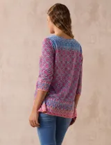 Blusa de modal estampado con cuello redondo y mangas 3/4. Tiene apliques de brillos en el frente.