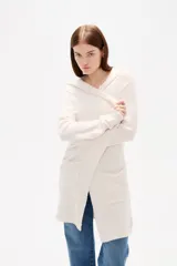 Saco largo de punto con capucha, diseño holgado y bolsillos frontales.