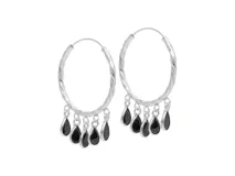 Par de aros tipo argolla de plata con textura trenzada y colgantes de cristal negro en forma de lágrima.