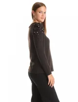 Buzo de tejido soft color gris oscuro, con cuello redondo y mangas largas. Presenta hombros con diseño plisado y detalle de perlas aplicadas.