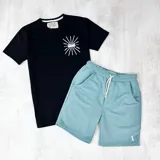 Short de algodón color celeste con cintura elástica ajustable con cordón y bolsillos laterales.