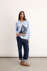 Sweater de punto de algodón color celeste, de corte ligeramente oversize, con cuello redondo y diseño frontal de un velero marinero.