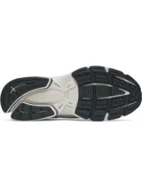 Championes Under Armour modelo Sola, de diseño retro con líneas esculpidas. Presentan una parte superior de malla y material sintético en tonos grises, con soporte de arco de TPU y entresuela de EVA acolchada para mayor comodidad.