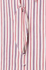 Camisa de rayas verticales rojas, blancas y azules, con cuello alto decorado con lazada, mangas abullonadas por debajo del codo y cierre frontal de botones forrados.
