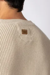 Sweater de tejido de punto acanalado en color azul, con cuello redondo, mangas largas y calce relajado.