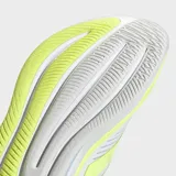 Championes de running Adidas Supernova Ease, color blanco con detalles en amarillo flúor y celeste. Presentan tres franjas laterales en amarillo flúor y mediasuela con tecnología Dreamstrike+.