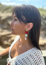 Aros colgantes con base de acero quirúrgico y cuentas de vidrio soplado, cerámica y perla sintética.