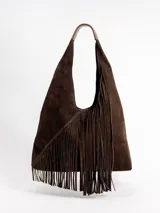 Cartera hobo de gamuza marrón, con tiras de flecos decorativos en el frente y asa integrada para llevar al hombro.