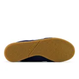 Championes New Balance RC42 de perfil bajo, color azul marino con logo "N" blanco y suela de goma color caramelo.