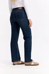 Jean de corte recto y tiro medio, confeccionado en denim de tono azul claro con acabado lavado. Presenta cierre frontal con botón y cremallera, además de bolsillos laterales y traseros.