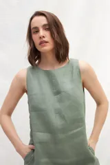 Vestido midi color beige de lino, sin mangas y con escote redondo.